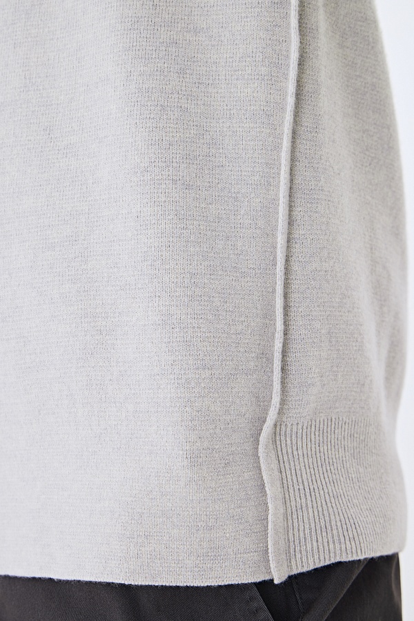 Светло-серый свитер с декоративными швами