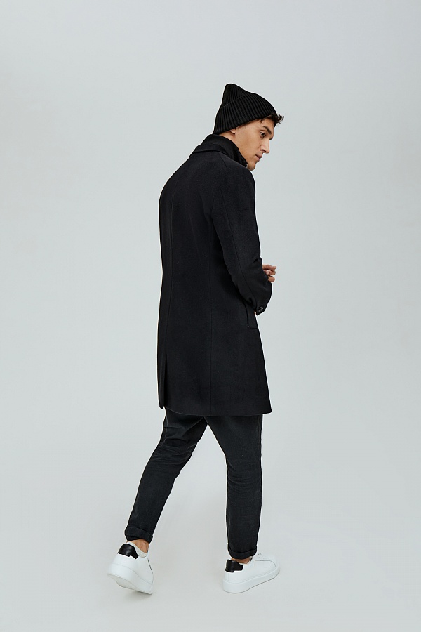Черное пальто на двух пуговицах