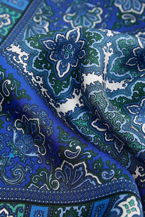 Синий платок со стильным узором 