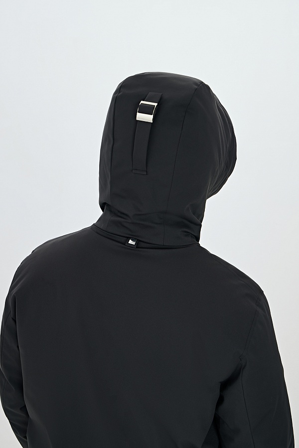 Черная пуховая куртка с капюшоном
