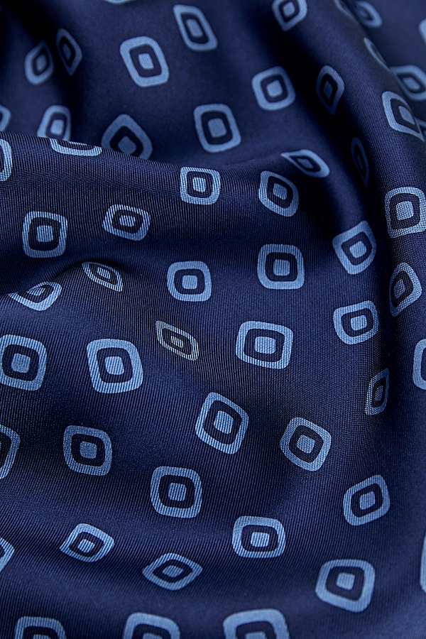Темно-синий платок с принтом