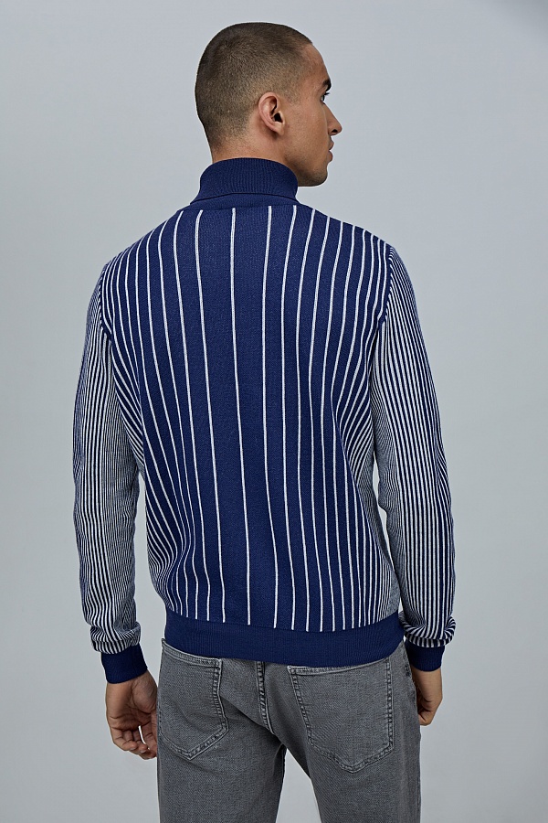 Синий пуловер с графичным узором
