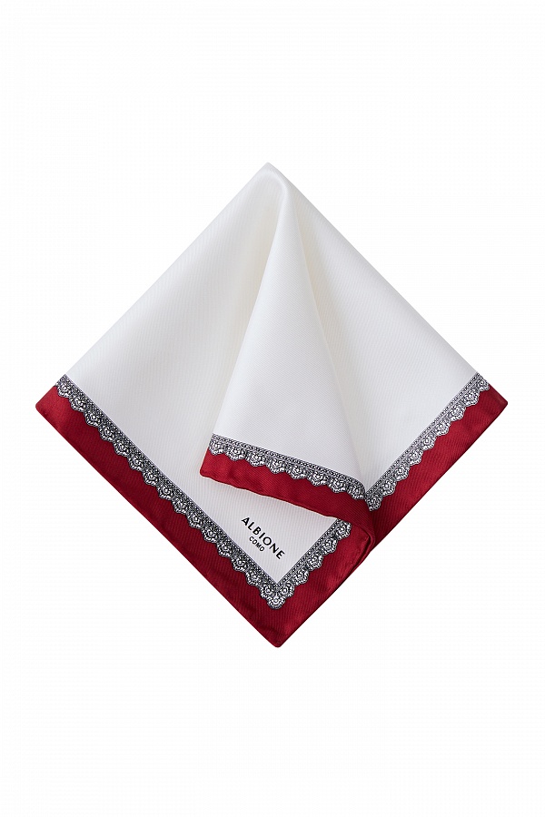 Белый платок с красной каймой