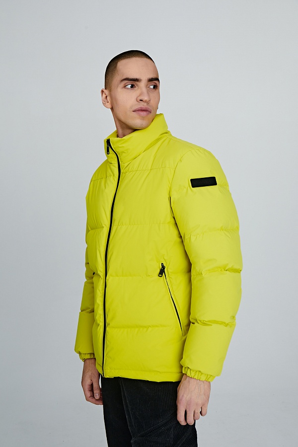Ярко-желтая пуховая куртка с воротником-стойкой