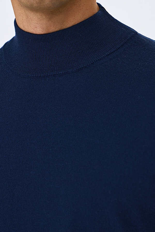 Синий свитер из шерсти