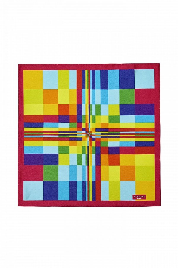 Платок с рисунком из разноцветных квадратов
