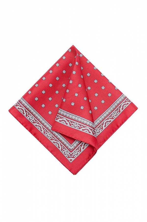 Красный платок с орнаментом
