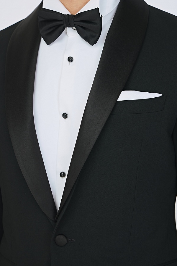 Черный костюм-смокинг со съемными лацканами