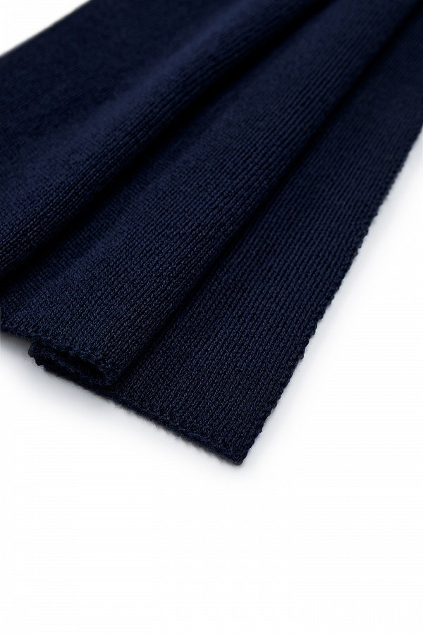 Темно-синий шарф гладкой вязки