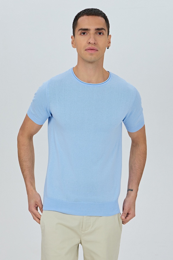 Голубая трикотажная футболка