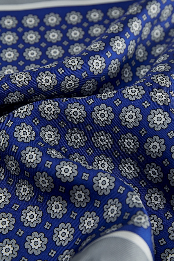 Синий платок в серый принт