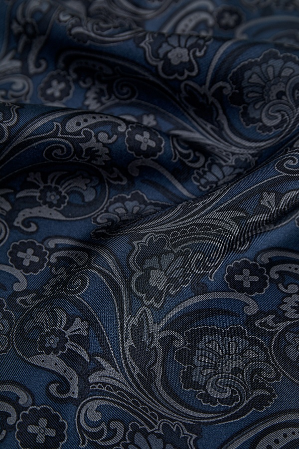 Платок темно-синего цвета с узором