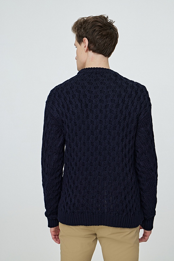 Темно-синий вязаный свитер с узором