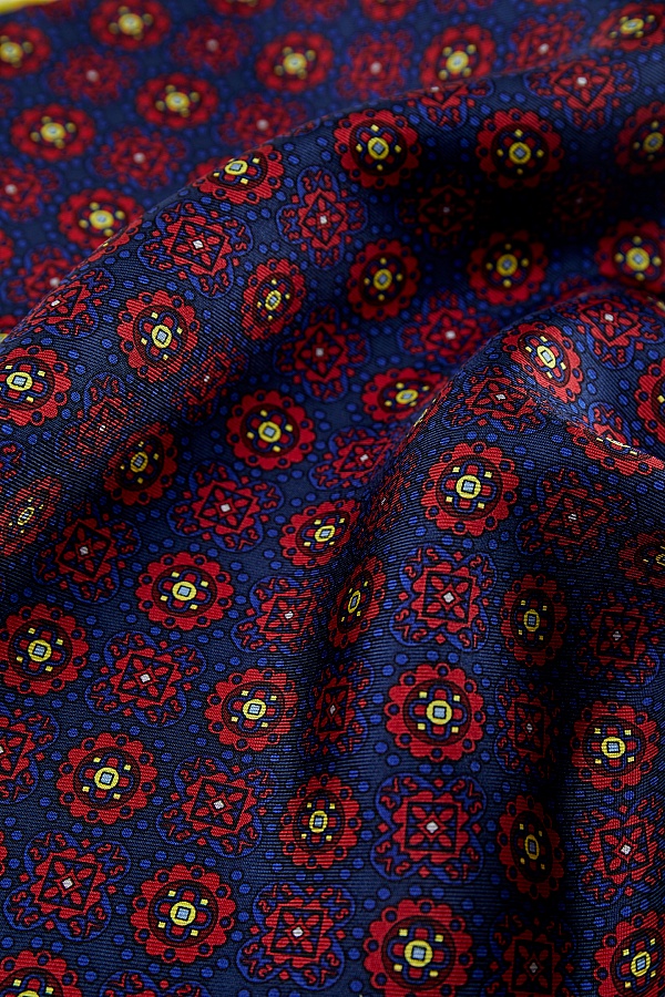 Темно-синий платок в красный цветок