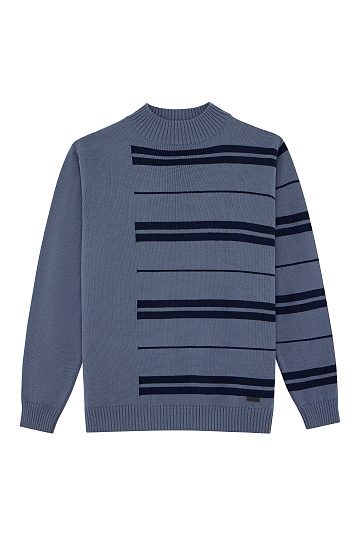 Светло-синий свитер с полосками