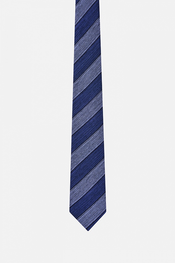 Синий галстук в крупную полоску