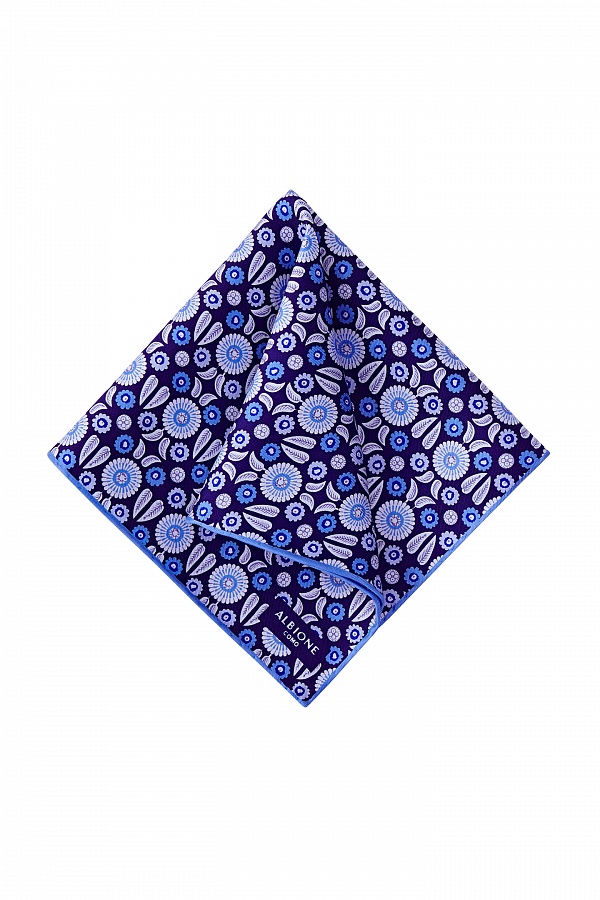 Сине-голубой платок с пестрым узором