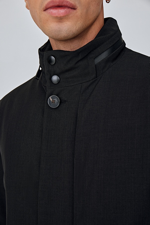 Черная куртка со складным капюшоном
