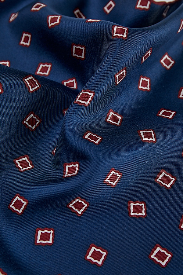 Темно-синий платок с красным принтом